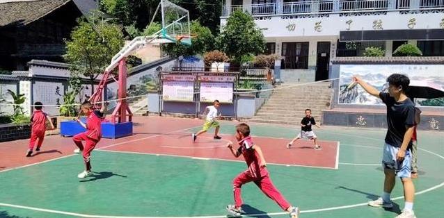 得蹦起来, 翻运动会, 子们在玩中 得蹦起来, 翻运动会, 子们在玩中